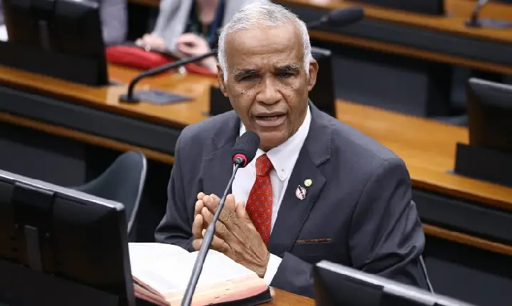 Comissão aprova piso salarial de R$ 5,5 mil para profissionais de nível superior da assistência social