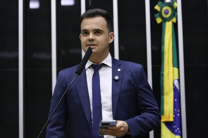 Comissão aprova porte de arma para donos de lojas de armas e diretores de clubes de tiro