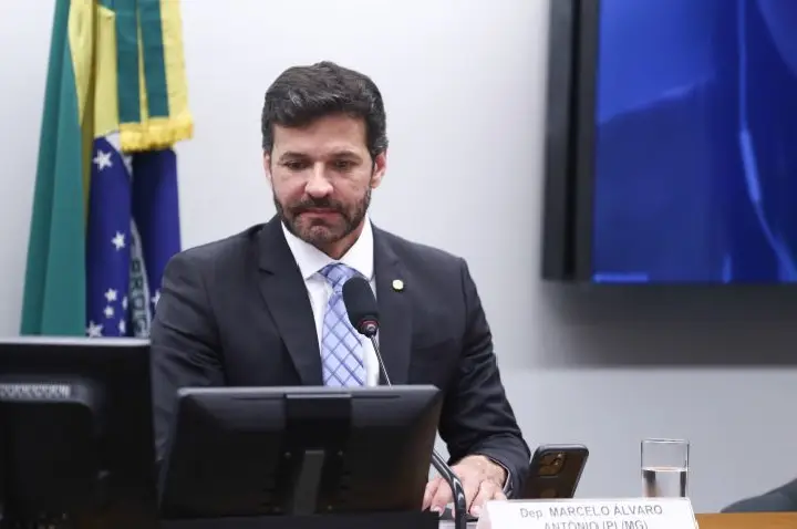 Comissão aprova programa de emprego no setor de turismo que permite manter Bolsa Família