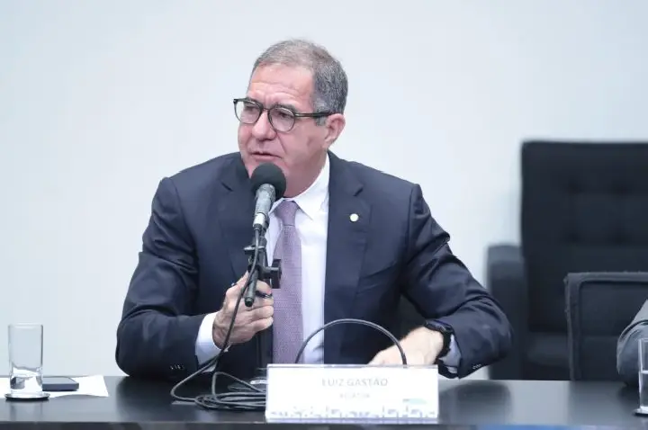 Comissão aprova projeto de piso salarial de R$ 6,5 mil para farmacêuticos