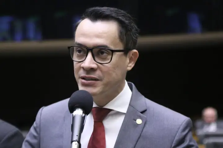 Comissão aprova projeto para aumentar segurança de pedestres com deficiência