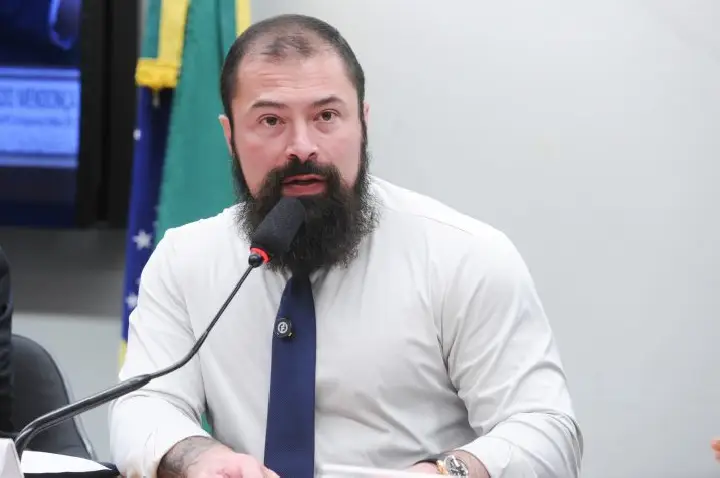 Comissão aprova projeto que equipara comércio de cigarro ilegal ao tráfico de drogas