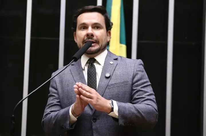 Comissão aprova projeto que exige certidão de antecedentes criminais para casamento