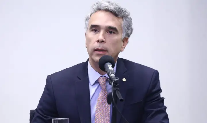 Comissão aprova projeto que inclui programa de bolsa para professor da educação básica em lei