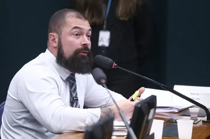 Comissão aprova projeto que libera porte de arma para donos e associados de clube de tiro