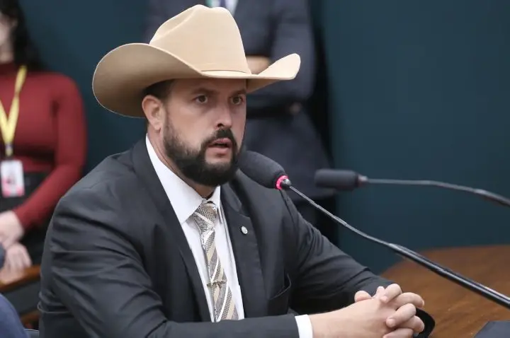 Comissão aprova projeto que muda regras para homenagens em rodovias federais