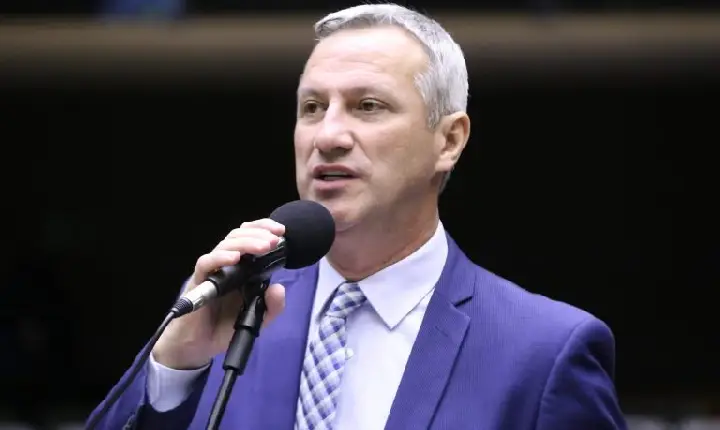 Comissão aprova projeto que prevê mensagem eletrônica para informar vítima sobre soltura de preso