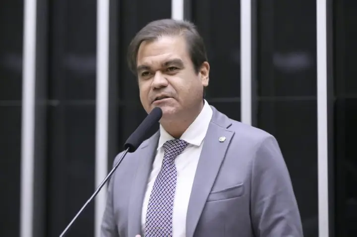 Comissão aprova projeto que prevê multa para veículo estacionado em acesso para pessoa com deficiência