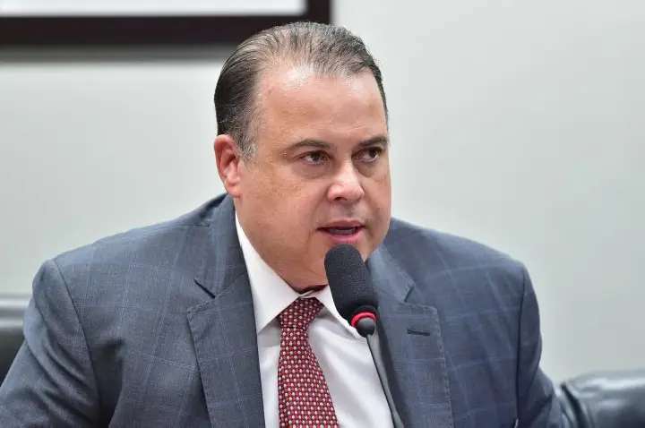 Comissão aprova projeto que proíbe que professores sejam substituídos por inteligência artificial nas escolas