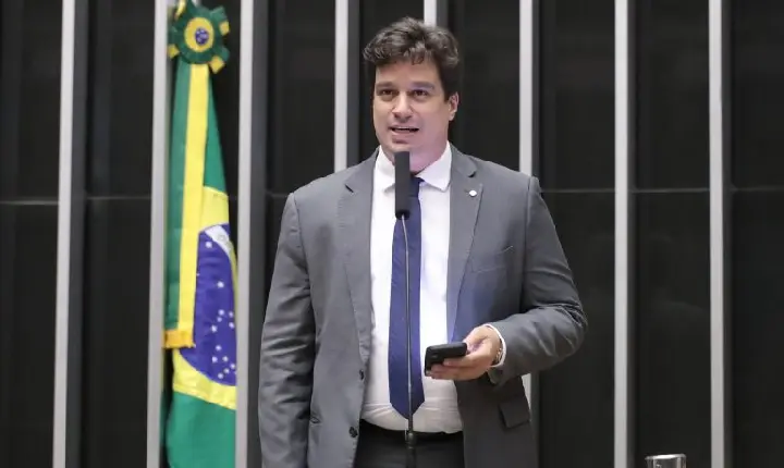 Comissão aprova regras para uso de IA no ambiente de trabalho