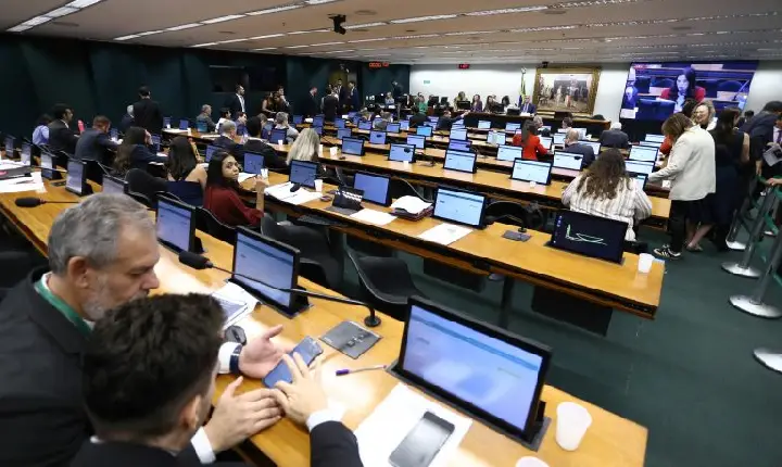 Comissão aprova seis projetos que criam datas comemorativas