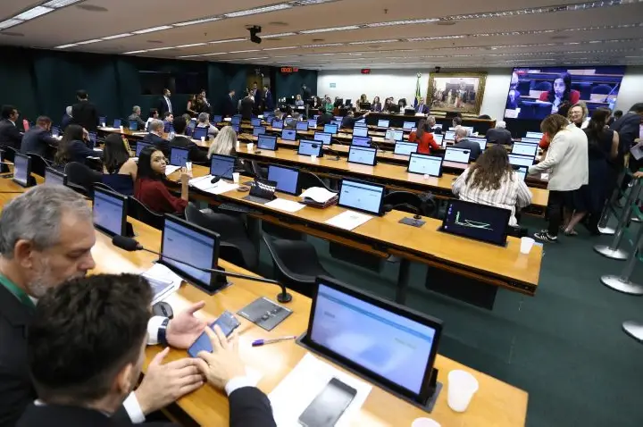 Comissão aprova seis projetos que criam datas comemorativas