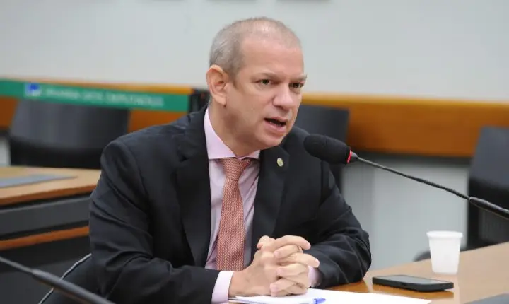 Comissão aprova uso obrigatório de fonte tamanho 14 em comunicações para idosos