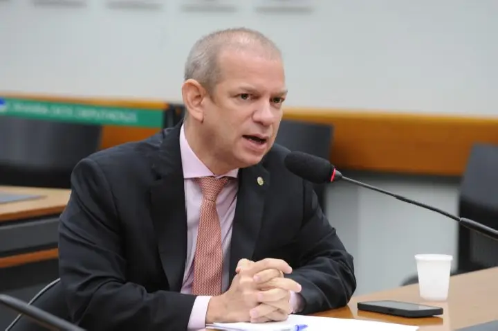 Comissão aprova uso obrigatório de fonte tamanho 14 em comunicações para idosos