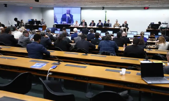 Comissão celebra acordo trabalhista e busca consensos ambientais para o setor portuário