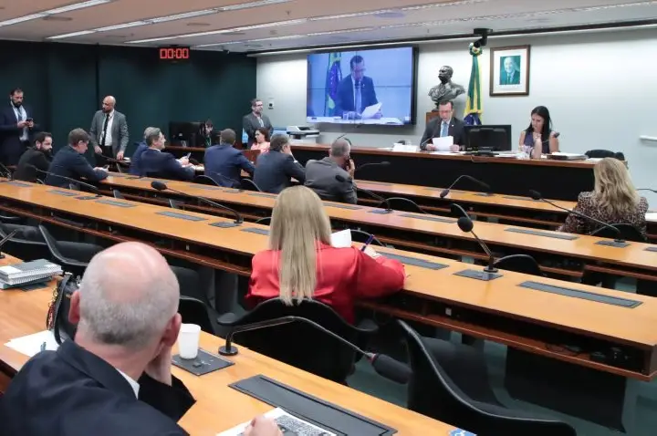 Comissão convoca Mauro Vieira para prestar esclarecimentos sobre guerra no Oriente Médio