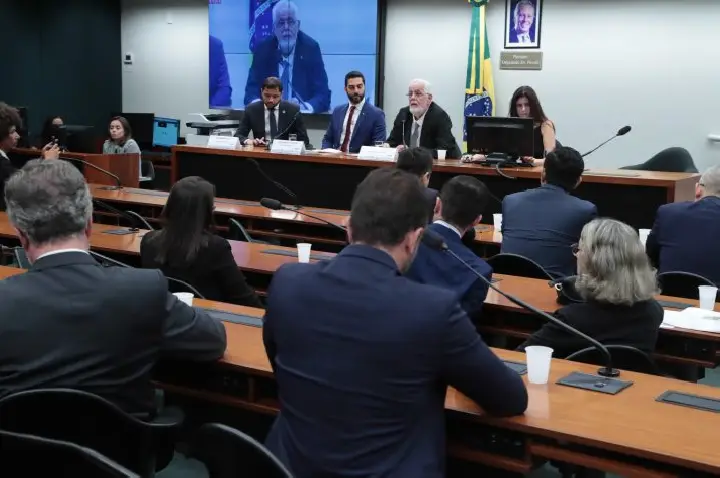 Comissão de saúde avalia estágio de retomada da produção nacional de medicamentos