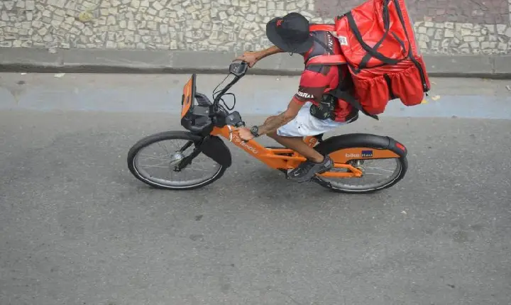 Comissão pode votar projeto sobre regulamentação do trabalho por aplicativo