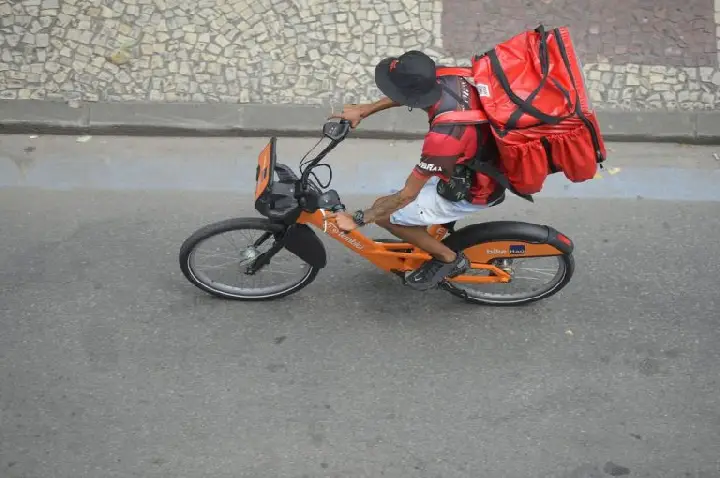 Comissão pode votar projeto sobre regulamentação do trabalho por aplicativo