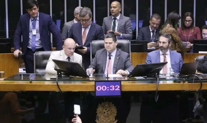 Congresso derruba vetos a projetos sobre habilitação de condutores e pesquisas da Embrapa