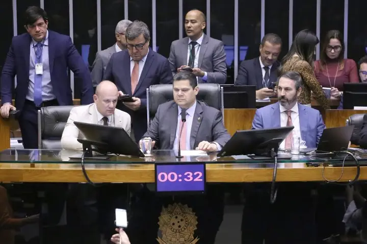 Congresso derruba vetos a projetos sobre habilitação de condutores e pesquisas da Embrapa