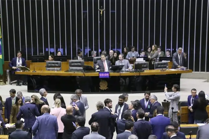 Congresso derruba vetos de Lula ao licenciamento ambiental