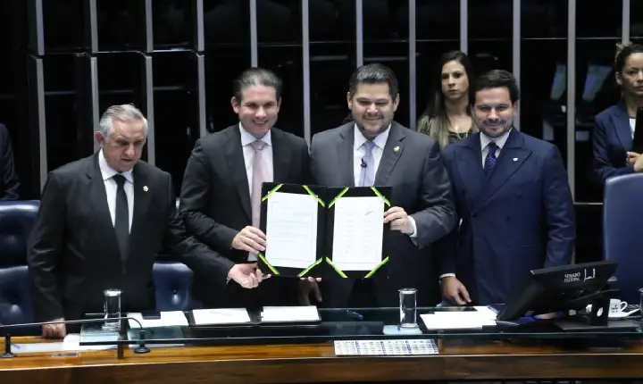 Congresso promulga emenda constitucional que permite a professor acumular outro cargo público