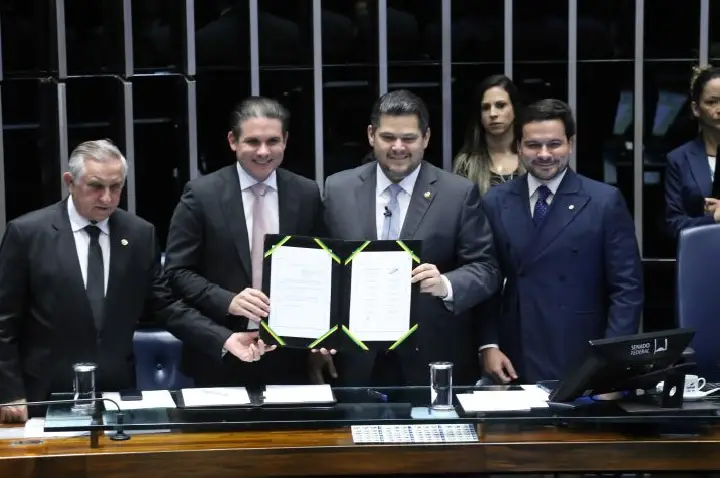 Congresso promulga emenda constitucional que permite a professor acumular outro cargo público