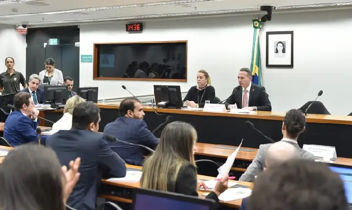 Conselho de Ética adia análise de novos processos contra deputados