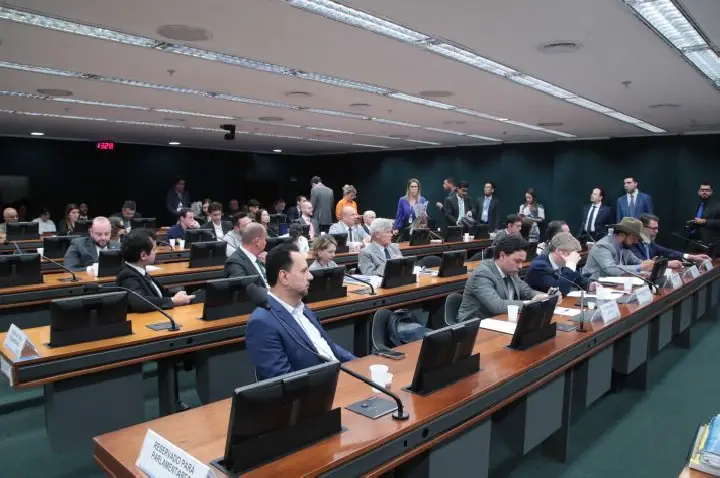 Conselho de Ética analisa processos contra deputados nesta terça-feira