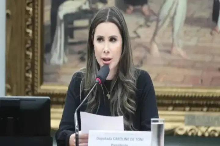 De Toni coleta assinaturas para PEC da Liberdade de Expressão
