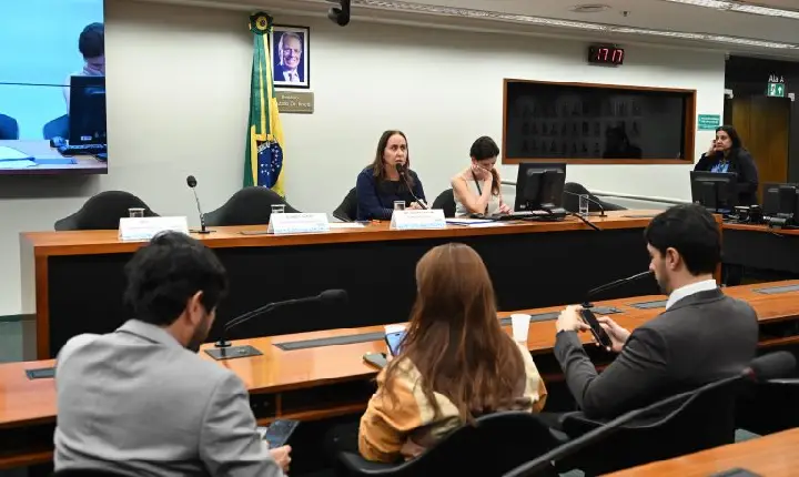 Debatedores divergem sobre modelo de exame de proficiência médica