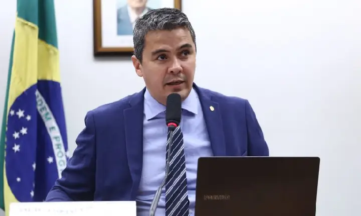 Debatedores pedem lei que autorize alunos a ingressar em universidades antes de concluir ensino médio