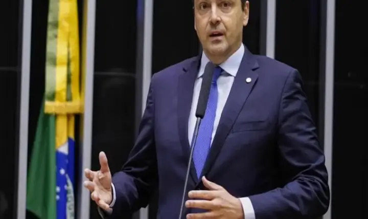 Deputado cobra Itamaraty por uso ilegal do nome do Brasil em exportações de petróleo venezuelano
