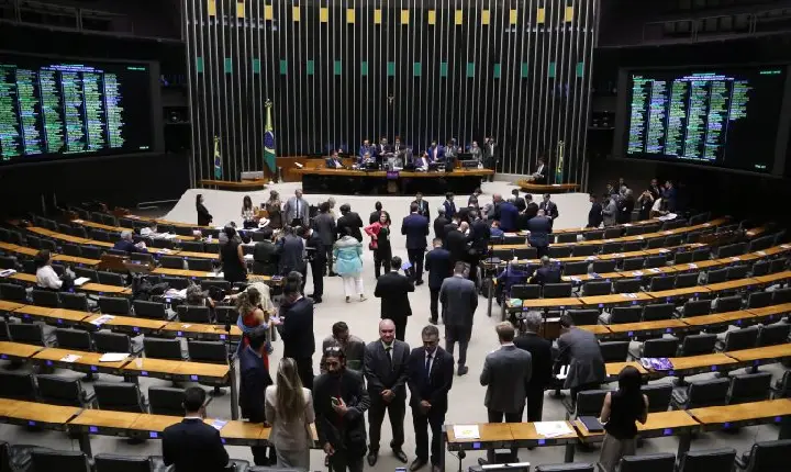 Deputados analisam em Plenário a PEC da Segurança Pública; acompanhe