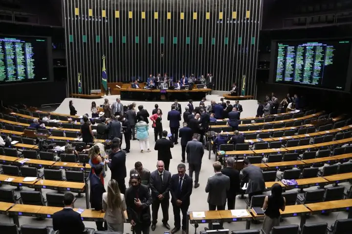 Deputados analisam em Plenário a PEC da Segurança Pública; acompanhe