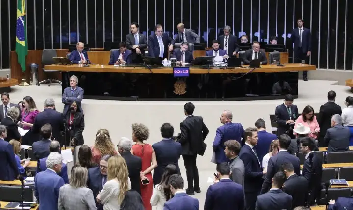 Deputados analisam pedido de urgência para projeto sobre anistia; acompanhe