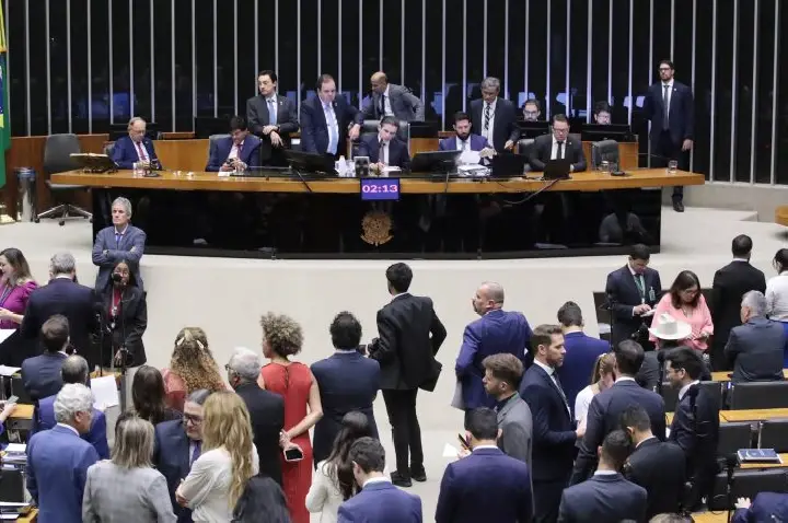 Deputados analisam pedido de urgência para projeto sobre anistia; acompanhe