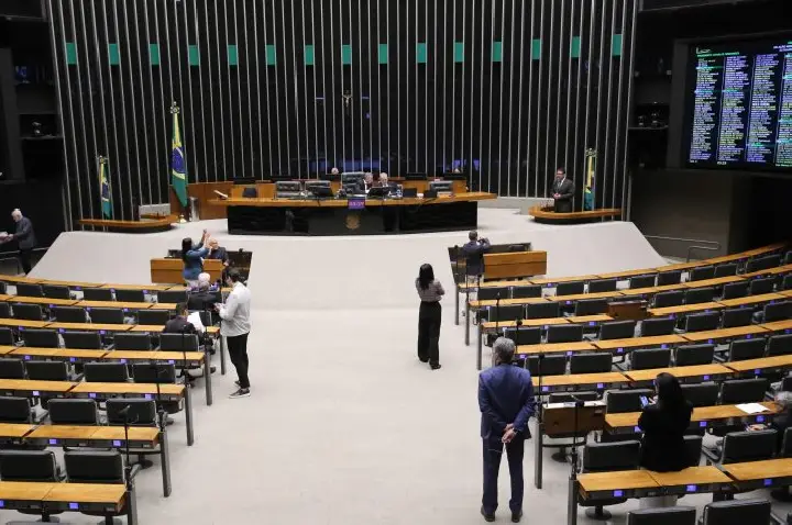 Deputados analisam pedidos de urgência para projetos de lei; acompanhe