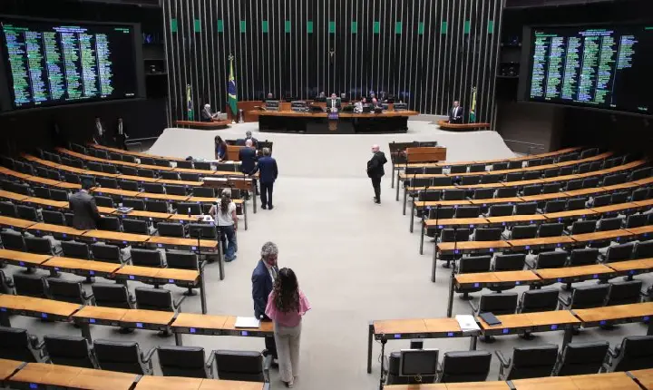 Deputados analisam projeto que facilita acesso ao seguro de exportação; acompanhe