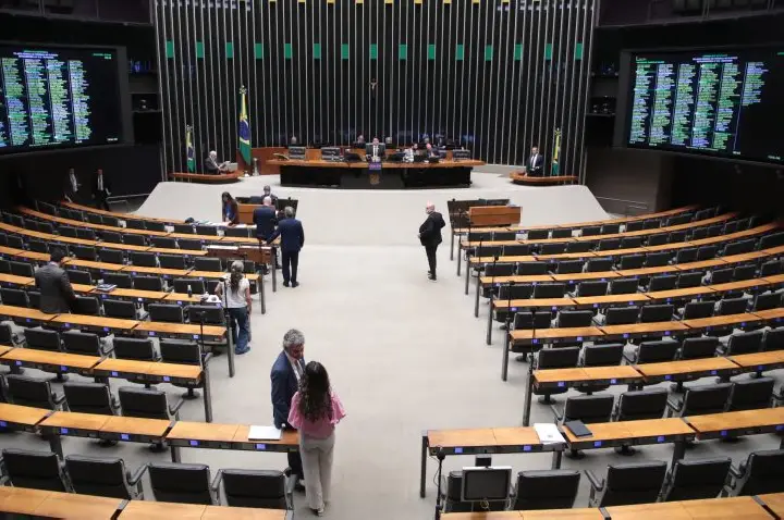 Deputados analisam projeto que facilita acesso ao seguro de exportação; acompanhe