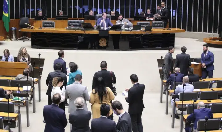 Deputados analisam projeto que possibilita gastos de até R$ 3 bi em defesa nacional; acompanhe