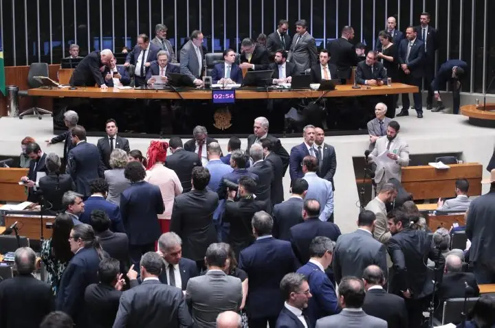 Deputados analisam projeto que reduz penas dos condenados pelo 8 de janeiro; acompanhe