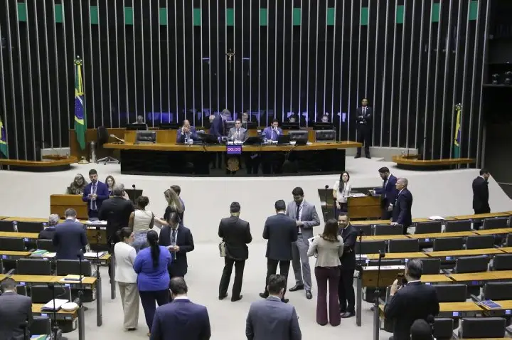 Deputados analisam projeto que regulamenta cobrança de tributo para serviços de streaming; acompanhe