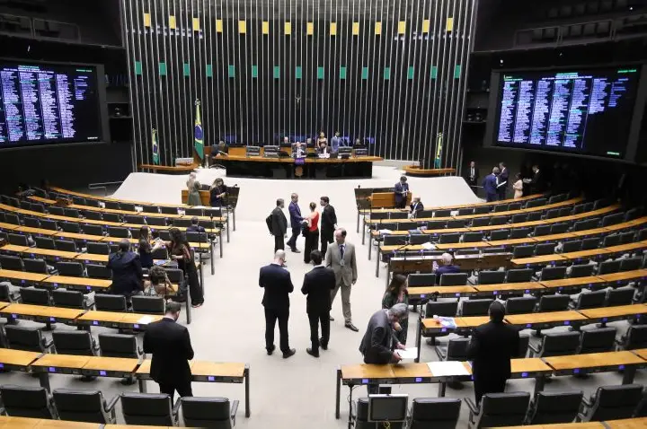 Deputados analisam proposta de reestruturação da carreira dos servidores da Câmara