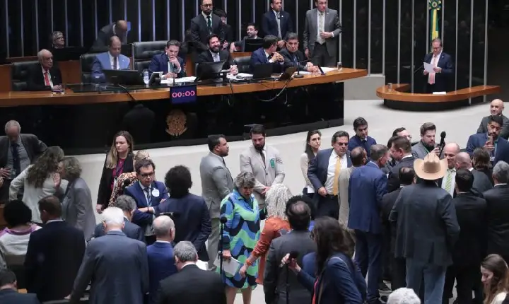 Deputados aprovam texto-base de projeto que reduz penas dos condenados pelo 8 de janeiro; acompanhe