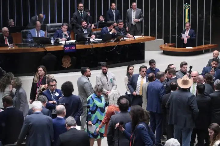 Deputados aprovam texto-base de projeto que reduz penas dos condenados pelo 8 de janeiro; acompanhe