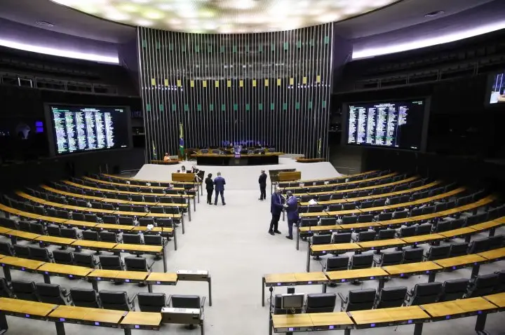 Deputados aprovam urgência para projeto que cria adicional para servidores do Judiciário; acompanhe