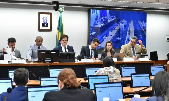 Deputados criticam preço das passagens aéreas no Brasil; empresas alegam alto custo operacional