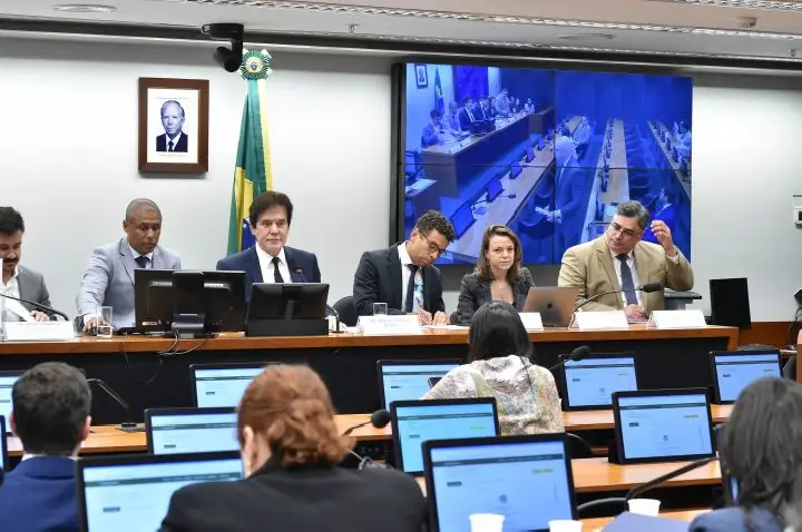 Deputados criticam preço das passagens aéreas no Brasil; empresas alegam alto custo operacional